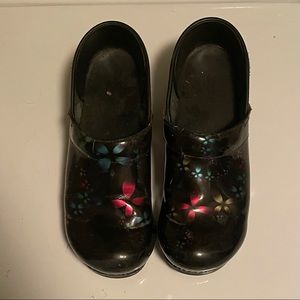Woman’s Dansko’s Clogs